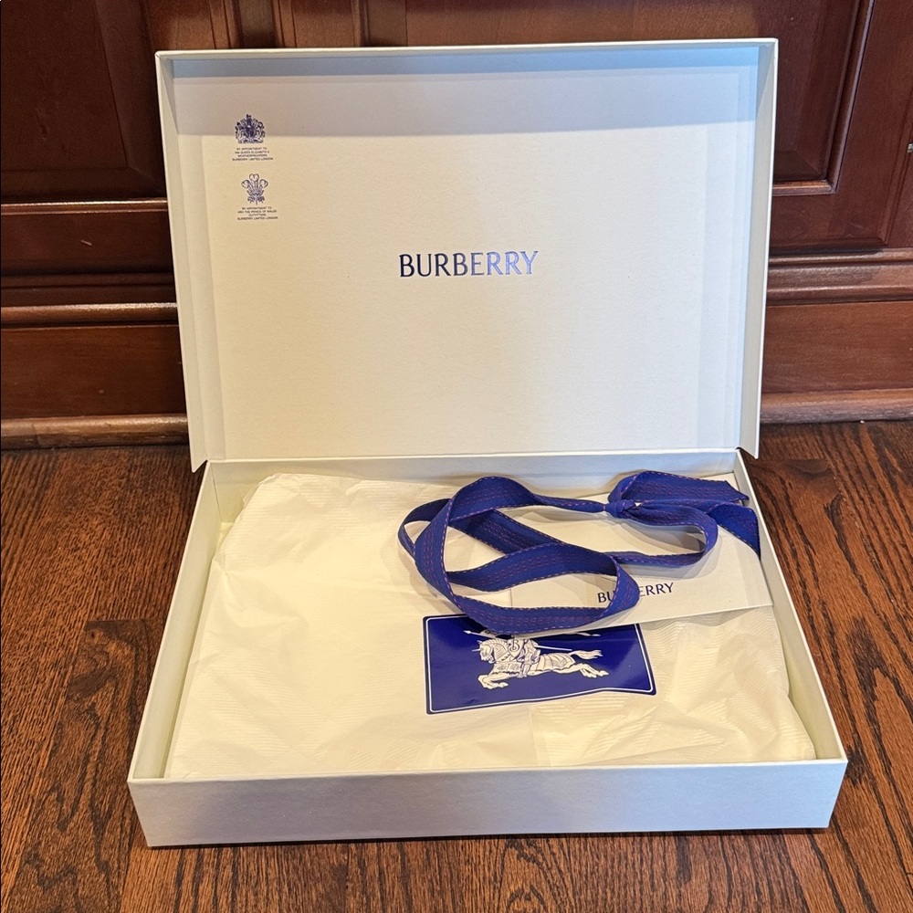 Burberry Gift Box - Picture 3 of 3